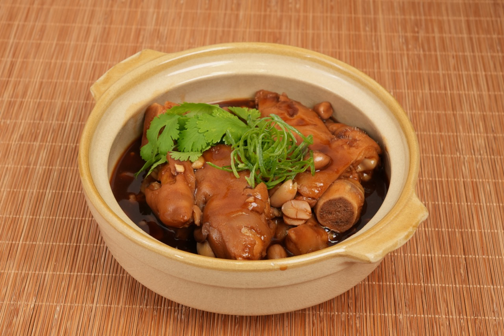 Braised Pig Trotters with Nam Yu Beancurd 南乳花生燜豬手 (550g)